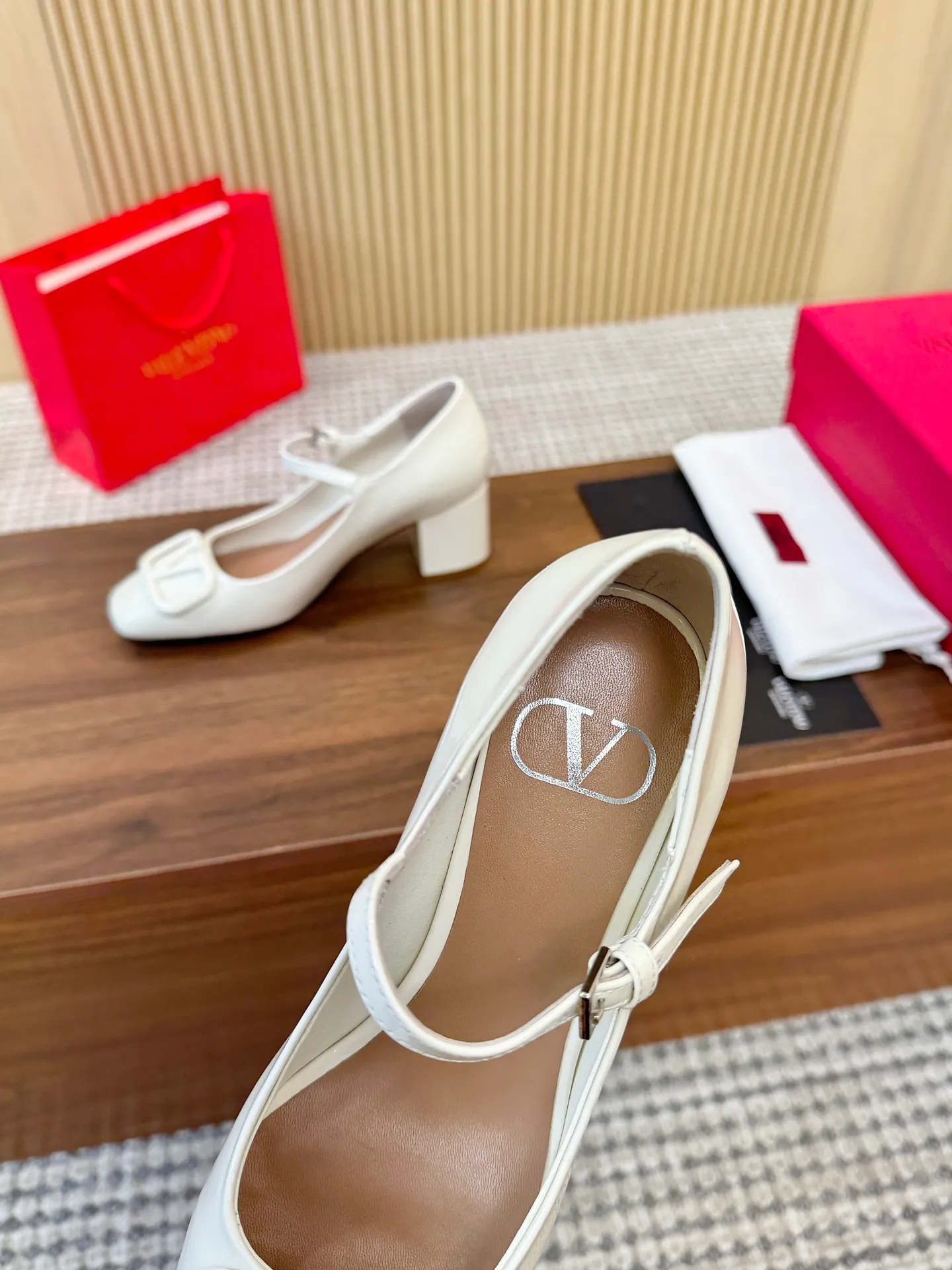 👟👟Ex-factory price 460👟👟 Genuine leather sole + 40 Valentino. Large v-buckle sandals ㊙️Latest series of counters Authentic grade version with perfect details. Authentic products are made one to one. All details are consistent with genuine ones. The upper foot is very pedicure type. The key point is that it is very good and easy to control. It does not grind the feet and does not tire the feet. Walking artifact, exclusive mold opening. The highest version on the market. Fabric: imported mixed sheepskin, lining and foot pads are all sheepskin. Code number (34 to 42) Customized sizes 34 and 42 are non-returnable and non-exchangeable. Heel height: 7.5CM. Rubber sole, leather sole +40